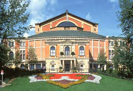 Richard Wagner opnår at se sin vision om et operahus, kun bygget til hans egne værker, realiseret i byen Bayreuth. Her bliver hans gigantiske Nibelungens ring – fire operaer med en samlet spilletid på over 15 timer – uropført i 1876. 